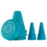Aqua plugs og caps præsenteres i en klar, gennemsigtig plasticpose. Plugsene er små, runde og har en glat overflade med en lys blå farve, mens capsene er lidt større og har et firkantet design. Begge elementer har præcise, ensartede former og kanter. Posen har en lukning i toppen, der gør det nemt at opbevare og transportere indholdet.