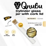 En cylindrisk glasbeholder med en transparent overflade, der tydeligt viser indholdet. Beholderens vægge er glatte og blanke, hvilket skaber refleksioner af lys. Den har en bred åbning for nem adgang, og toppen er flad. Diameteren er ensartet, hvilket giver et strømlinet udseende. Ingen synlige mærker eller dekorationer pryder overfladen.