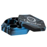 Silicone dabstationen har en oval form med en glat, mat overflade i en lys bluetone. Den har en praktisk skål med en dybde, der gør det nemt at opbevare materialer. Rundt om skålen er der små, flade områder til opbevaring af værktøj. Materialet er fleksibelt og vandafvisende, hvilket giver en let rengøring.