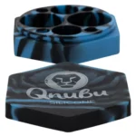 En grå silicone dabstation med en rund form og en glat, fleksibel tekstur. Den har en kapacitet på 110 ml og er udstyret med en flad bund, der sikrer stabilitet. Overfladen er præget med fine mønstre, der giver et moderne udtryk. Stationens udformning inkluderer en lille skål til opbevaring og en integreret spatel.