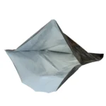 En sætning af strygeposer i en blød, transparent plastmateriale præsenteres med en størrelse på 56 x 95 cm. Poserne har en glat overflade og en lukning i toppen, der sikrer indholdet. Farven er klar med subtile nuancer, der skaber en let og luftig fornemmelse, mens de opbevaringsvenlige poser har en rektangulær form.