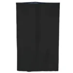 Strygeposer i hvidt plastmateriale måler 56 x 95 cm. Overfladen er glat med en let glans, hvilket fremhæver den ensartede farve. Poserne har en lukning øverst, der sikrer indholdet, og et enkelt logo er placeret centralt på hver pose. Der er ingen synlige mønstre eller dekorative elementer, hvilket giver et minimalistisk udtryk.