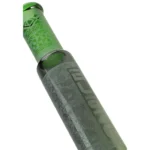 Rundt glas med en dyb grøn farve præger objektet, der har en glat og skinnende overflade. Den krystal klare bund skaber en kontrast til den mørkegrønne farve, mens den cylindriske form giver en elegant silhuet. Der er subtile teksturer i glasset, der fanger lyset og fremhæver dybden i farven, hvilket giver en visuel dybde og interesse.