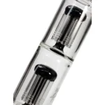 En høj, sort bong med en glat, blank overflade pryder scenen. Den har en dobbelt 8-armet percolator, der er synlig indeni, hvilket skaber en kompleks struktur. Toppen er bred og udstyret med en stor åbning, mens bunden har en stabil, flad base. Der er elegante detaljer og et minimalistisk design, der fremhæver det moderne udtryk.