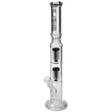 En sort glasbong strækker sig 56 cm opad med en elegant, cylindrisk form. Den har en dobbelt 8-armet perkolator, der sikrer en jævn vandgennemstrømning. Den glatte overflade reflekterer lys, mens det sorte glas skaber en moderne æstetik. Kanten er forsynet med en bred åbning, og bunden er stabil og robust.