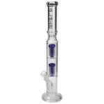 En høj, cylindrisk glasbong i klart glas med en dyb blå farve i toppen. Designet inkluderer en dobbelt 8-armet perkolator, der skaber komplekse vandstrømme. Bunden er bred og stabil, mens den slanke hals giver en elegant form. Overfladen er glat med en jævn, skinnende tekstur, der reflekterer lys. En skål til urter er placeret på siden.