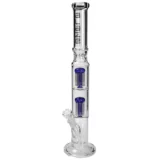 En høj, cylindrisk glasbong i klart glas med en dyb blå farve i toppen. Designet inkluderer en dobbelt 8-armet perkolator, der skaber komplekse vandstrømme. Bunden er bred og stabil, mens den slanke hals giver en elegant form. Overfladen er glat med en jævn, skinnende tekstur, der reflekterer lys. En skål til urter er placeret på siden.
