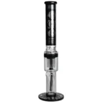 En høj, cylindrisk bong i klart glas med en elegant, slank form. Den har en 10-armet perkolator, der skaber en kompleks struktur indeni. Farven er gennemsigtig med subtile nuancer af lyst grønt i perkolatorarmene. Bunden er bred og stabil, mens toppen afsluttes med en afrundet kant. Der er en skål til materialer placeret på siden af røret.
