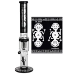 En høj bong i klart glas, måler 48 cm. Den har en slank, cylindrisk form med en bred bund for stabilitet. Øverst er der en perkolator med ti arme, der strækker sig ud, hvilket skaber komplekse vandveje. Mønstret på glasset er glat og gennemsigtigt, mens bunden har en let afrundet form. En tilslutning til skål findes på siden.
