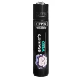En sort lighter med en slank, cylindrisk form. Overfladen har en mat finish, mens toppen har en skinnende, glat tekstur. På siden er der et mønster af grønne blade, der ligner cannabisplanteblade. Lighterens mekanisme til at tænde er placeret ved toppen, og der er en trykknap i metal. Det samlede design er minimalistisk med en enkel, funktionel æstetik.