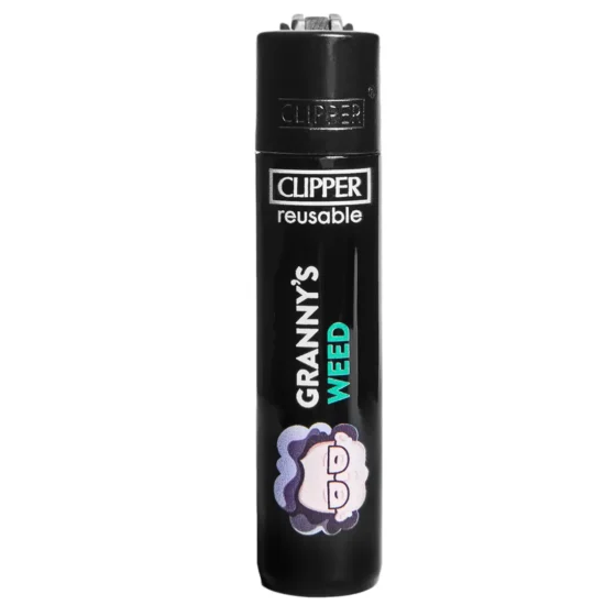 En sort lighter med en slank, cylindrisk form. Overfladen har en mat finish, mens toppen har en skinnende, glat tekstur. På siden er der et mønster af grønne blade, der ligner cannabisplanteblade. Lighterens mekanisme til at tænde er placeret ved toppen, og der er en trykknap i metal. Det samlede design er minimalistisk med en enkel, funktionel æstetik.