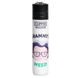 En hvid lighter præsenteres med en glat og skinnende overflade. Den har en rektangulær form med afrundede kanter. På fronten findes et detaljeret, farverigt mønster af blomster og blade i grønne, gule og lilla nuancer. Lighteren har en metalknap, der let kan trykkes ned, og en synlig flammeåbning øverst.
