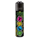 En farverig lighter prydet med et mønster af skarpe farver som gul, grøn, pink og blå. Overfladen er glat og skinnende, hvilket giver en reflekterende effekt. Lighterens form er slank og cylindrisk med en let afrundet top. En lille metalclip sidder fast på siden, og der er en tydelig tændmekanisme på toppen.