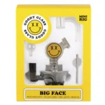 En lille dab rig i klart glas med en højde på 11 cm. Den har en rund base, en buet hals og en bred, flad top. Der er en integreret percolator, som giver ekstra filtrering. Mønstret på overfladen er enkelt, og riggen har en kompakt størrelse, der gør den nem at håndtere. Farven er gennemsigtig, hvilket fremhæver det klare glasdesign.
