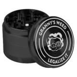 En sort grinder med en diameter på 55 mm præsenterer sig med en mat overflade, der giver et moderne udtryk. Den er opdelt i flere sektioner, hvor den øverste del har en skruelåg med små, skarpe tænder til formaling. På siden er der et diskret gravering af teksten "Legalize It". Den har en kompakt, cylindrisk form, der gør den nem at håndtere.