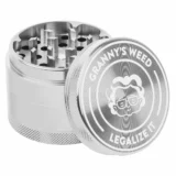 En sølvfarvet grinder med en diameter på 55 mm fremstår med en glat, metalisk overflade. Den er udstyret med en skruelåg, der sikrer tæt lukning. Overfladen har et indgraveret mønster af tekst og symboler, der fremhæver temaet "legalize it". Grinderens indre sektioner er opdelt i skarpede tænder, der muliggør effektiv formaling.