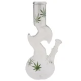 En zigzag-formet bong præsenterer sig med en klar, transparent krop, der viser væsken indeni. Den har en farverig, mønstret overflade med nuancer af blå, grøn og orange, der skaber et livligt udtryk. Bongen har en bred base og en slank hals, der afsluttes med en krum, sort mundstykke. En lille skål er placeret på siden, der giver mulighed for tilføjelse af materiale.