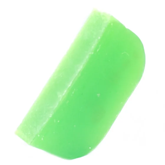 En stor, transparent plastbeholder med en grå etiket pryder forsiden. Etiketens baggrund er hvid, og den bærer sort tekst samt en illustration af eukalyptusblade. Beholderen har en praktisk, sort pumpe, der gør det nemt at dosere indholdet. Den indeholder 1,5 kg shampoo, som fremstår klar og let viskøs.