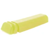 En stor, transparent beholder med en hvid, cremet shampoo har en glat overflade og en let skinnende tekstur. Flaskens etikette er i lyse farver med grønne og gule nuancer, der fremhæver ingredienserne kokos og lime. Beholderens låg er fladt og i en lys farve, der komplementerer indholdet. Labelen indeholder tekst og grafiske elementer, der angiver produktinformation.