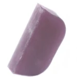 En stor, hvid plastbeholder med en kapacitet på 1,5 kg. Beholderen har en rund form og en skruehætte i samme farve. Etiket i nuancer af lilla og grøn pryder fronten, med illustrationer af lavendel og rosmarin. Teksten er i sort og grønt, og der er angivet produktnavn og indhold. Overfladen er glat med en mat finish.