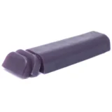 En stor, klar beholder indeholder en lysegrøn shampoo med en let skummende tekstur. Flasken har en moderne, cylindrisk form og en praktisk pumpe i metal. Etiketdesignet er enkelt, med tekst i en elegant skrifttype, der angiver produktets navn og ingredienser. Farverne domineres af nuancer af grøn og hvid, hvilket giver en frisk og ren æstetik.