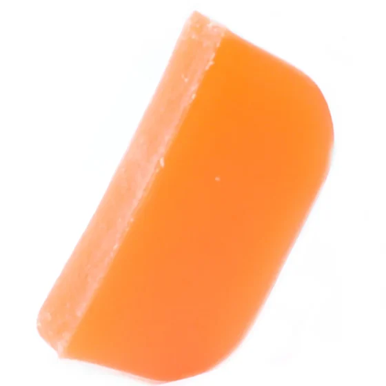En stor, transparent beholder med en hvid væske indeholder shampoo, der har en let perlemorsfarve. Beholderen er forsynet med en sort skruelåg, der er tæt og sikrer indholdet. Etiket på forsiden er farverig med grønne og gule nuancer, indeholdende tekst om produktet. Mønstre og symboler pryder etiketten, hvilket giver visuel interesse.