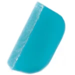 En shampoo bar i en rund form, præsenteret i en naturlig grøn farve, der minder om friske urter. Overfladen har en let tekstureret finish med små ujævnheder og et skinnende glans, der indikerer fugt. Produktet er pakket i en enkel, genanvendelig papemballage med minimalistisk design og tydelig tekst, der beskriver indholdet.
