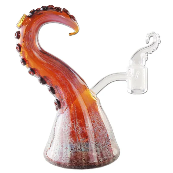 En rød olietentakelbong i kunstglas, 17 cm høj, præsenterer sig med en glat, skinnende overflade. Den har en organisk form med bølgende linjer, der ligner tentakler. Hoveddelen er bred og svulmer, mens halsen er slank og kurvet. Der er en lille skål til tobak placeret på siden. Farven er ensartet rød med subtile nuancer og dybder.