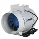 En kvadratisk ventilator med en mat hvid overflade og glatte kanter. Fronten har et gittermønster, der dækker en cylindrisk rotor, synligt i midten. Ventilatoren har en rund, sort drejeknap på siden og er udstyret med monteringsbeslag til vægmontering. På bagsiden er der synlige ventilationsåbninger, der muliggør luftstrøm.