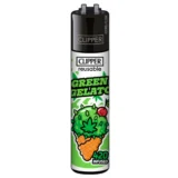 En grøn lighter med en gennemsigtig gelato-finish pryder overfladen. Den har en slank, cylindrisk form og en let buet top. På siden findes en metalclip til fastgørelse. Lighterens tekstur er glat, og den har en enkelt flammeknap i sort plast. Farven er ensartet lysegrøn, hvilket giver et friskt udseende.