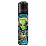 En blå lighter med en alien-inspireret grafik pryder overfladen. Grafikken viser en sort silhuet af en fremmed væsen med store, runde øjne og en særpræget form. Lighterens krop har en glat, skinnende finish, og der er en sølvfarvet metalknap til tænding. Farverne er intense, og kontrasten mellem blå og sort skaber visuel dybde.