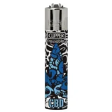 En blå lighter pryder midten af beskrivelsen med en slank, cylindrisk form og glat overflade. Lighterens top har en sort, plastikknap til tænderfunktion og en klar gasåbning, der afslører en glimtende metalindsats. På siden er der et logo i hvidt, der kontrasterer skarpt med den blå baggrund. Mønstret er enkelt og ensartet.