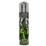En grøntfarvet lighter præsenterer sig med en glat, blank overflade. Den har en aflang form, der afsluttes med en rund spids. På siden findes en tydelig knap til aktivering, mens der er et lille vindue, der viser gasniveauet. Lighterens overflade prydes af en simpel tekst, der angiver "CBD". Farven er ensartet og levende.