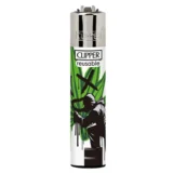En sort lighter præsenteres med et matte overfladefinish. Lighterens form er slank og rektangulær, med afrundede kanter. På forsiden findes et mønster, der viser en grafisk repræsentation af en cannabisplante, udført med detaljerede linjer. Knappen til tænding er diskret placeret på siden, mens bunden har en glat, metalagtig tekstur.