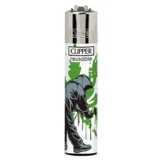 En grå lighter med en slank, cylindrisk form pryder en minimalistisk overflade. Den har en glat, mat finish, der skaber en subtil kontrast mod de skarpe, hvide detaljer i mønsteret. Mønsteret viser en stiliseret grafik med cannabisblade og tekst, der tilføjer et farverigt og urbant præg. Lighterens top afsluttes med en metalbeslag til flammen.