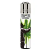 En lyserød lighter med en glat overflade prydet med et grafisk mønster, der illustrerer en stiliseret cannabisplante samt tekst. Lighterens form er slank med afrundede kanter, og den har en sølvfarvet gasåbning. Knapperne er diskrete, og farverne er klare og livlige, hvilket giver et iøjnefaldende udtryk.