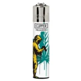 En gul lighter med en rektangulær form prydet af et grafisk mønster, der inkluderer elementer relateret til cannabis. Mønstret er i grønne nuancer og viser blade samt en skriftlig tekst i sort. Lighterens overflade har en glat og skinnende finish, og den er udstyret med en metalknap til tænding.