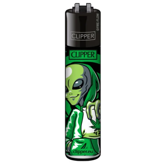 En grøn lighter prydet med et design af en alienfigur. Alienens ansigt er stort med store, mørke øjne og en smal mund, hvilket skaber en legende effekt. Lighterens overflade har en blank finish, som reflekterer lys. Kanten er afrundet, og der er en sølvfarvet metalknap til tænding. Baggrunden er neutral, hvilket fremhæver lighterens farver.