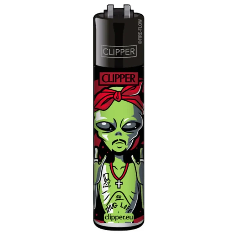 En rød lighter prydet med et grønt alien-design. Lighterens overflade har en glat, blank tekstur, der reflekterer lys. Det grønne motiv har store, mørke øjne og en rund hovedform, hvilket giver en karakteristisk og legende udtryk. Knapperne er placeret i bunden, og der er en synlig gasåbning. Det samlede udtryk er farverigt og iøjnefaldende.