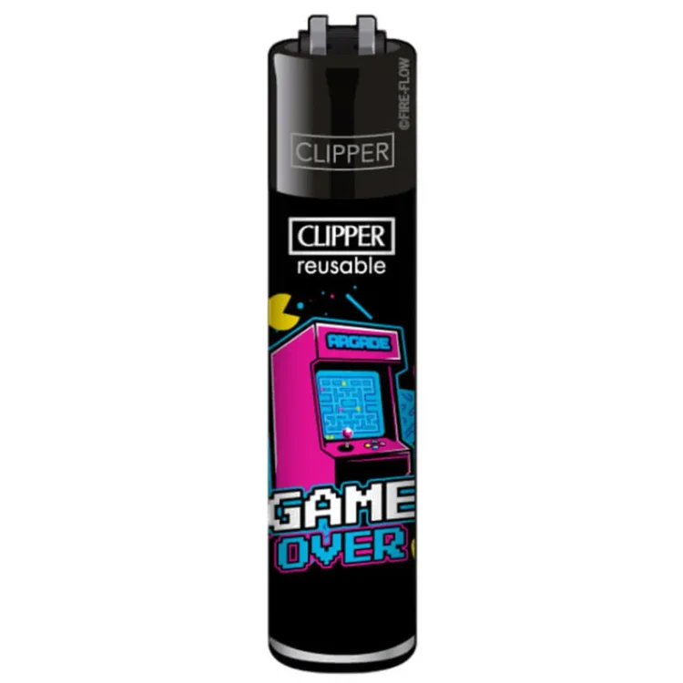 En lighter med en rektangulær form, prydet med et retro "Game Over" motiv i farverne rød, sort og hvid. Overfladen har en glat, blank finish, som giver en let refleksion af lys. Knapperne er placeret på siden, og der er en synlig gasbeholder. Mønsteret har en pixeleret stil, der minder om klassiske videospil.