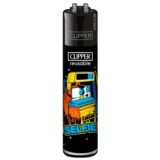 En lighter i en slank, aflang form med en glat, metallisk overflade. Farven er en dyb, skinnende grøn, der skifter nuancer i lyset. Lighteren har en tydelig flammeudløser, der er placeret centralt, og en lille, rund knap til justering af flammen. Den har også et logo i hvidt på den ene side, hvilket tilføjer kontrast til det grønne design.