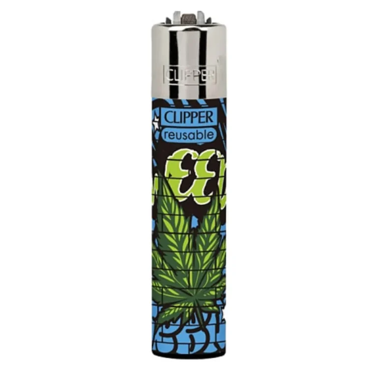 En moderne lighter præsenterer sig i en dyb blå farve med en glat, blank overflade. Den har en cylindrisk form med en let buet top. På siden er der en sølvfarvet knap, der fungerer som tænder. Lighterens underside er flad og udekoreret. Mønsteret på overfladen er enkelt, hvilket fremhæver den stilrene æstetik.