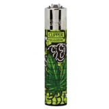 En grøn lighter med en slank, rektangulær form og en glat, blank overflade. Lighterens front prydes af et grafisk mønster med stiliserede blade i forskellige nuancer af grøn og sorte konturer, der skaber kontrast. Toppen har en metalknap til tænding, mens bunden er flad, hvilket giver stabilitet. Det samlede design udstråler en moderne æstetik.