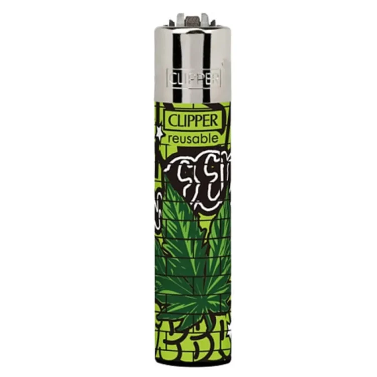 En grøn lighter med en slank, rektangulær form og en glat, blank overflade. Lighterens front prydes af et grafisk mønster med stiliserede blade i forskellige nuancer af grøn og sorte konturer, der skaber kontrast. Toppen har en metalknap til tænding, mens bunden er flad, hvilket giver stabilitet. Det samlede design udstråler en moderne æstetik.