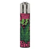 En lyserød lighter med en glat, blank overflade. Den har en aflang form med afrundede hjørner, hvilket giver et ergonomisk greb. På siden findes en sort knap til tænding, og der er små ventilationshuller nederst. Mønstret på lighterens overflade er enkelt og ensartet, hvilket fremhæver den ensartede farve.