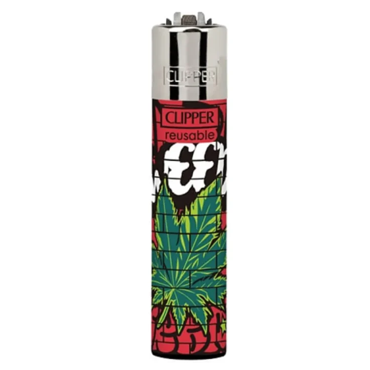 En rød lighter præget af en urban stil, med en glat og skinnende overflade. Den har en rektangulær form med afrundede kanter og en synlig gasbeholder. Øverst findes en sort knap til tænding samt en lille flammejustering. Mønsteret på lighterens overflade viser stiliserede motiver, der tilføjer et grafisk element til designet.