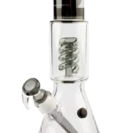 En beakerformet vandpibe i gennemsigtig glas med en kobberfarvet spiralperkolator. Den glatte overflade reflekterer lys, mens den nederste del har en bred base for stabilitet. Mønstret på perkolatoren er spiralformet, og der er en lille åbning til røgudslip. Kanten er forsynet med en fin, afrundet afslutning for komfort ved brug.