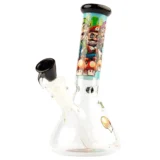 En blå beaker bong i glas med en svampelignende form. Den har en glat overflade, der reflekterer lys, hvilket giver en glinsende effekt. Bunden er bred og stabil, mens den smalle hals strækker sig opad. Indgangen til skålen er placeret på siden, og der er synlige detaljer som en perkolator og en klar skål.