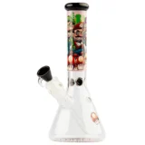 En 27 cm høj bong med en lyserød farve og en svampelignende form. Den har en gennemsigtig krop, der fremhæver det glatte glasmateriale. En bred, stabil bund sikrer balance, mens en buet hals leder op til en flad åbning. Detaljer som en indbygget skål til urter og dekorative mønstre kan ses på overfladen, hvilket tilføjer visuel interesse.