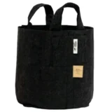 En brun stofpotte med en kapacitet på 16 liter præsenteres. Materialet er vævet, hvilket giver en tekstureret overflade. Potten har en cylindrisk form med en stabil bund og en åbning øverst. Der er synlige sømme langs kanterne, og potten har en let krøllet struktur. Farven er ensartet og varm, hvilket bidrager til et naturligt udseende.